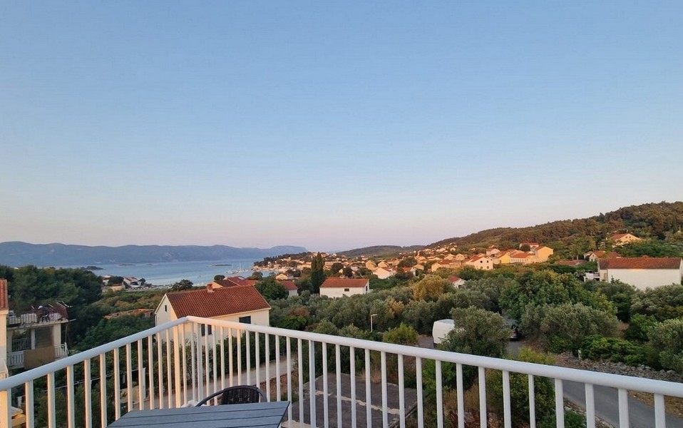 Výhled z terasy Lumbarda a moře