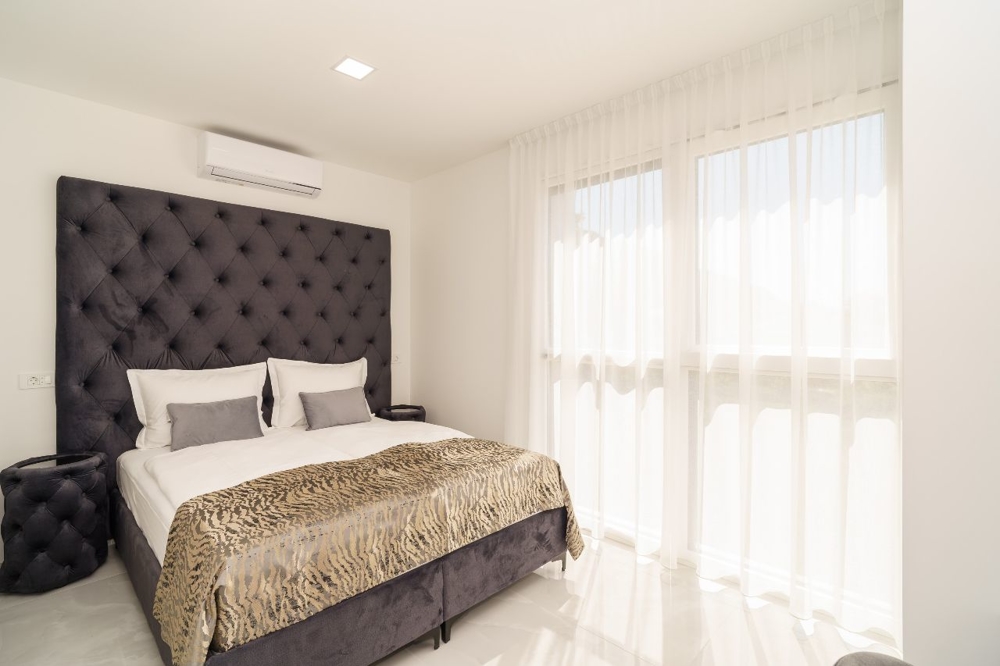 Zrcadlo a stůl v ložnici