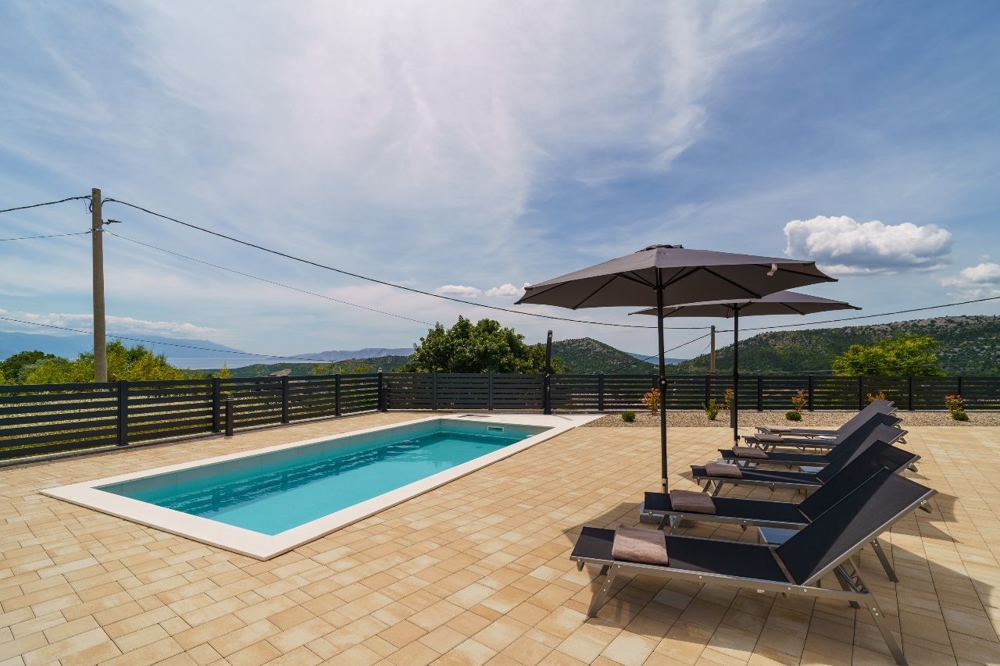 Sluneční terasa a bazén luxusní nemovitosti H3609 v Chorvatsku - Panorama Scouting.