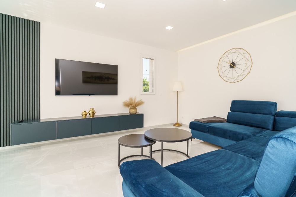 Obývací pokoj s TV a pohovkou