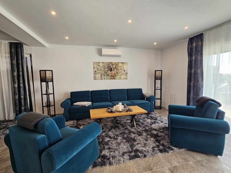 Obývací pokoj s modrými pohovkami