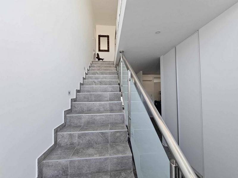 Schodiště se skleněným zábradlím