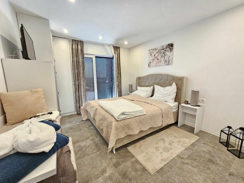 Ložnice s manželskou postelí a vstupem na balkon