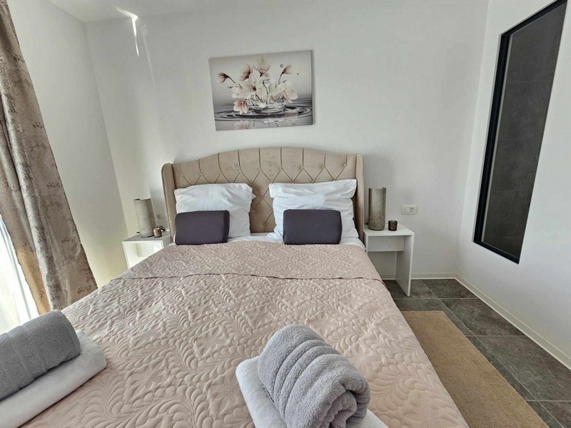 Světlá ložnice s dekorativním obrazem