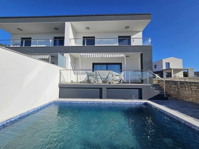 Nemovitosti na Istrii - s bazénem a výhledem na moře na Panorama Scouting.