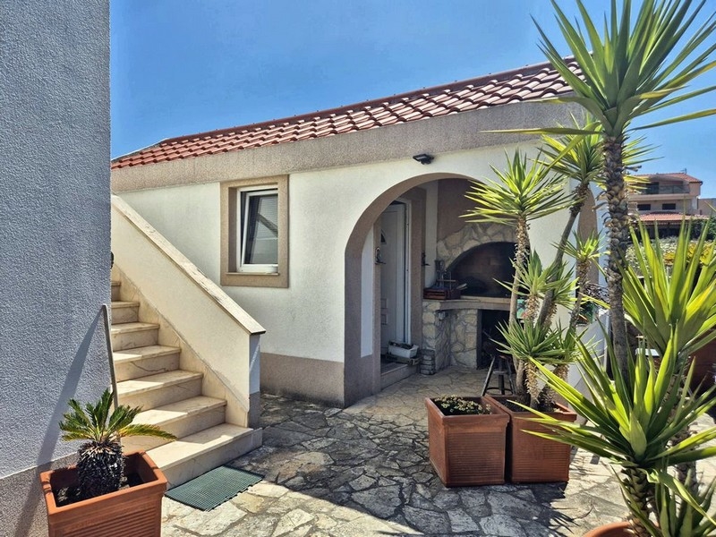 Vstupní prostor a výhled do letní kuchyně.