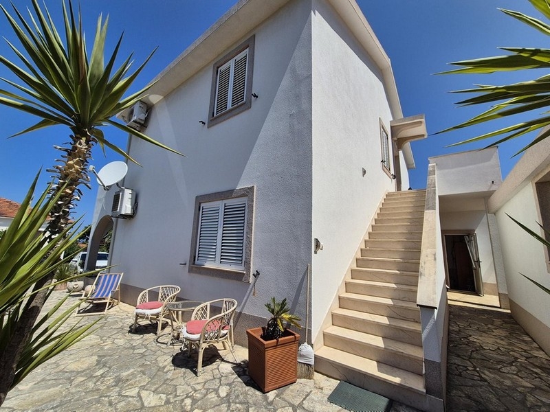 Vnější pohled se schodištěm a posezením