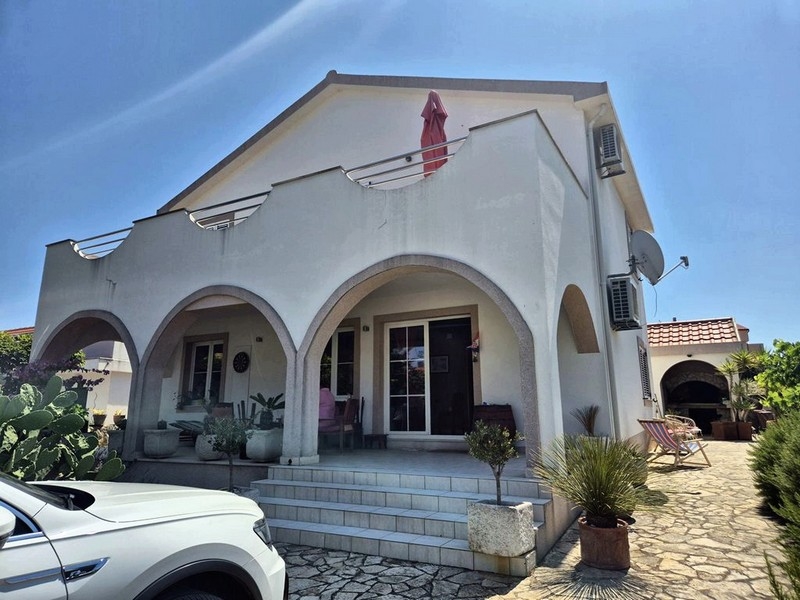 Přední část domu s krytou terasou