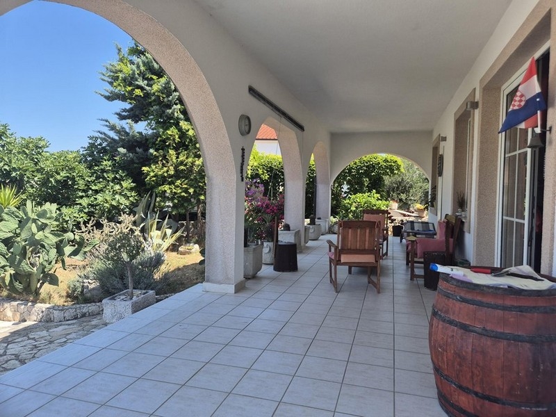 Krytá terasa s oblouky