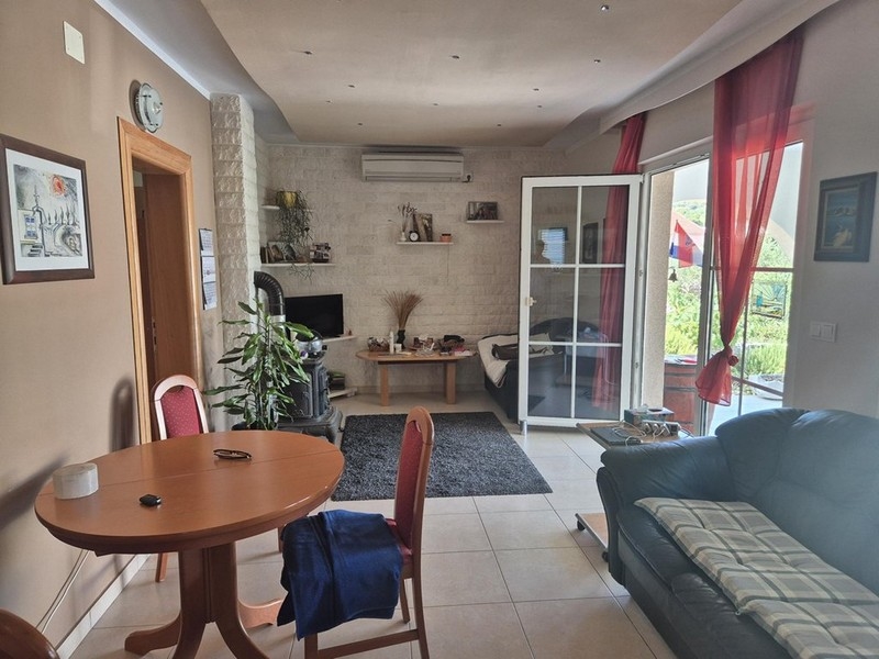 Obývací pokoj se vstupem na terasu