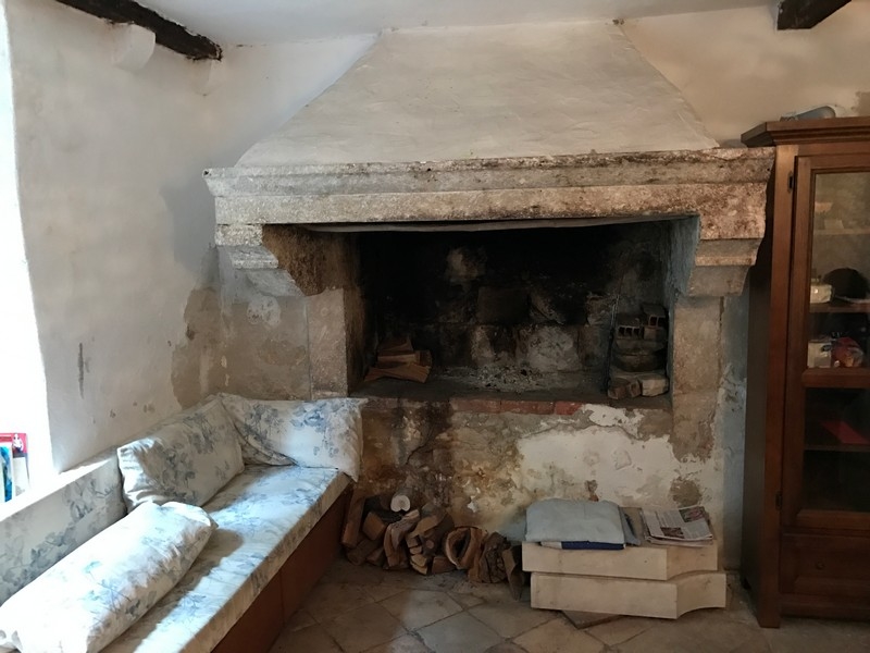 Starý kamenný krb s lavicí