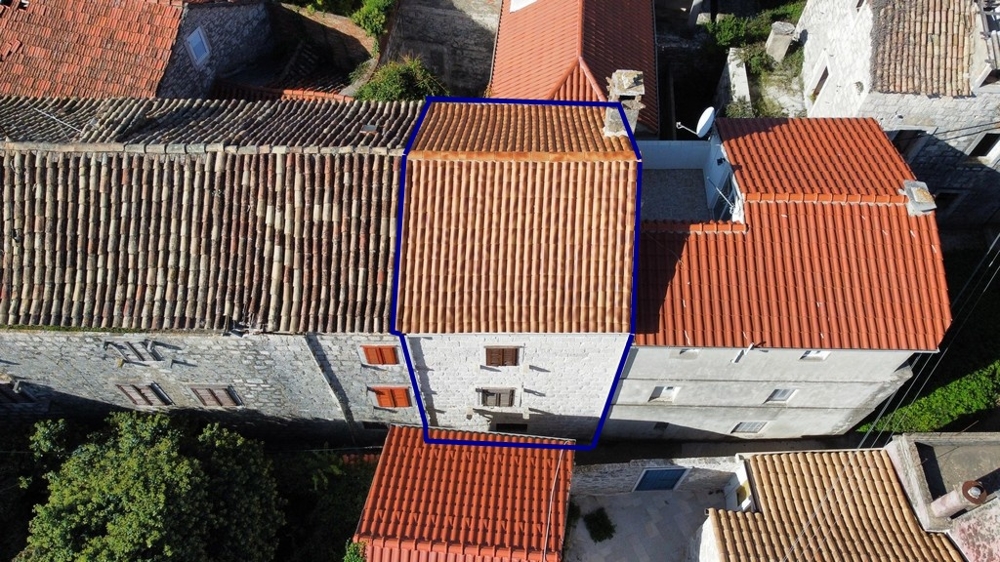 Letecký pohled na označený kamenný dům