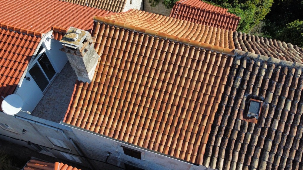 Střešní terasa s krbem a satelitní anténou