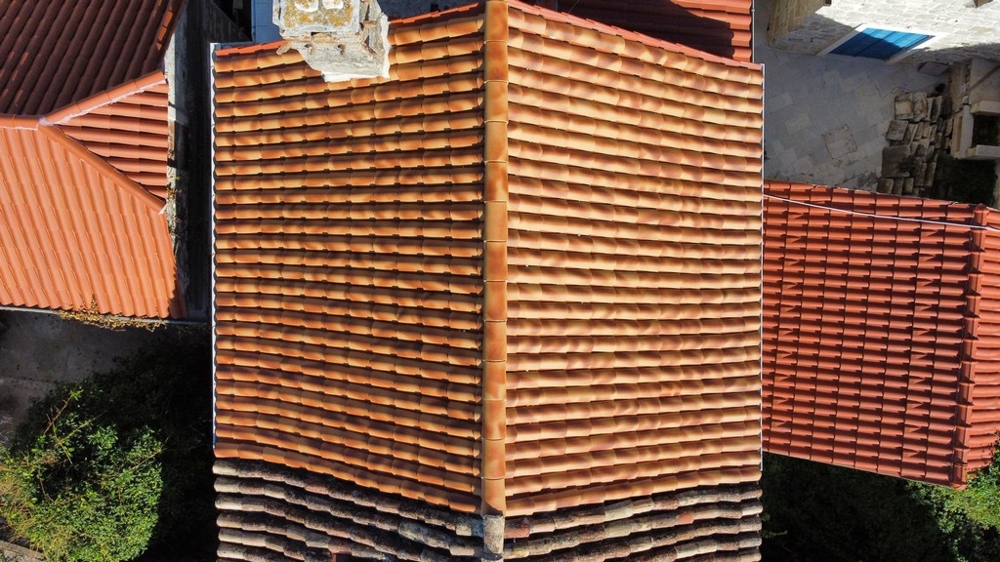 Pohled shora na taškovou střechu domu