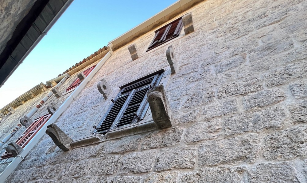 Fasáda s tradičními okenicemi