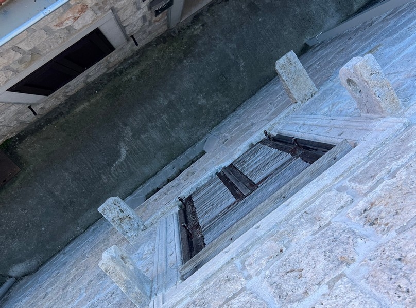 Kamenný dům s rustikálním oknem