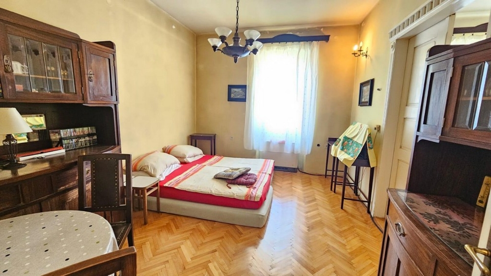 Ložnice s přirozeným světlem a nábytkem