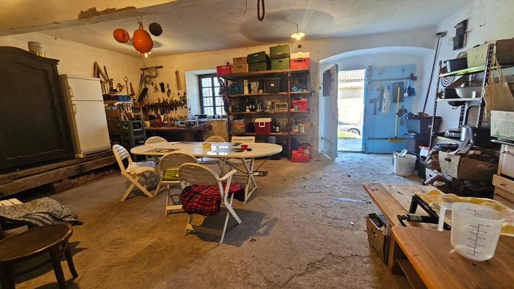 Velká dílna nebo taverna v přízemí