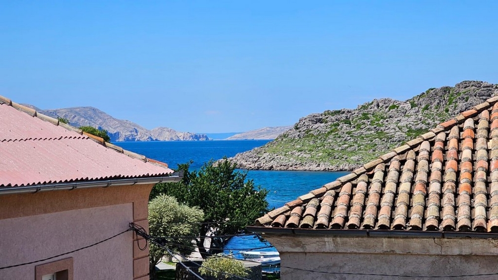 Částečný výhled na moře mezi střechami