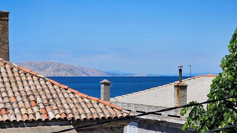 Výhled na moře z domu, který je ve Sv. Juraj u Senje je na prodej.