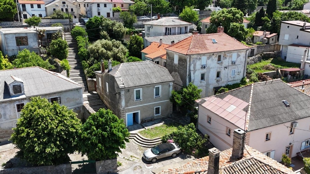 Letecký pohled na nemovitost v centru města Sveti Juraj, Chorvatsko.