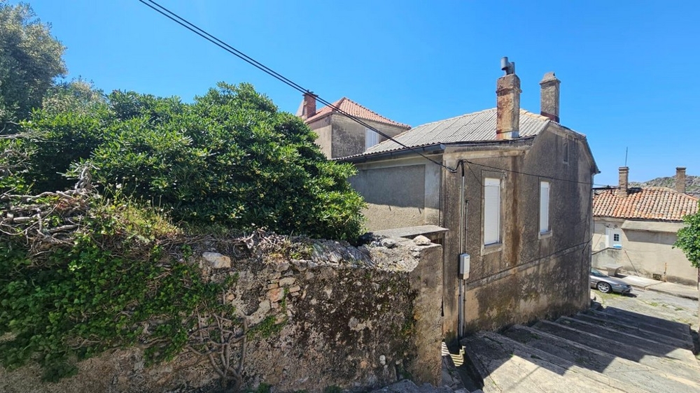 Zadní část domu se schodištěm