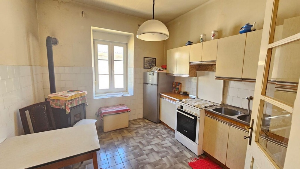 Jednoduchá kuchyň s oknem a troubou