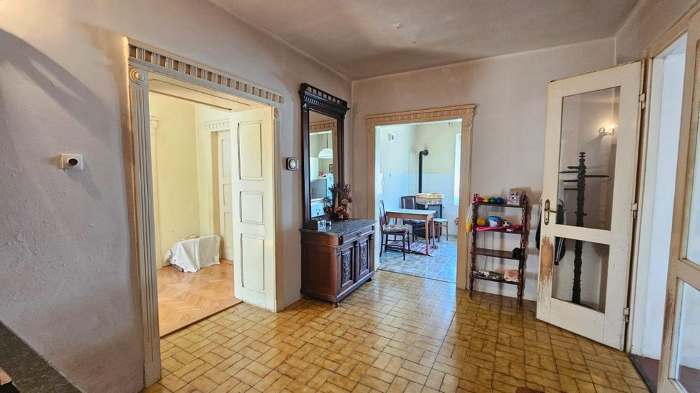 Předsíň se zrcadlem a vstupem do kuchyně