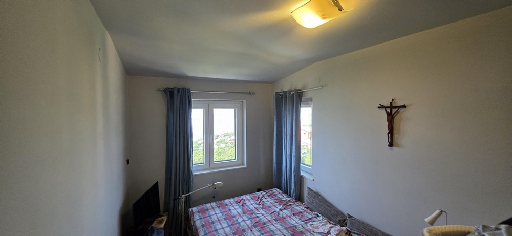 Ložnice se dvěma okny a výhledem na moře