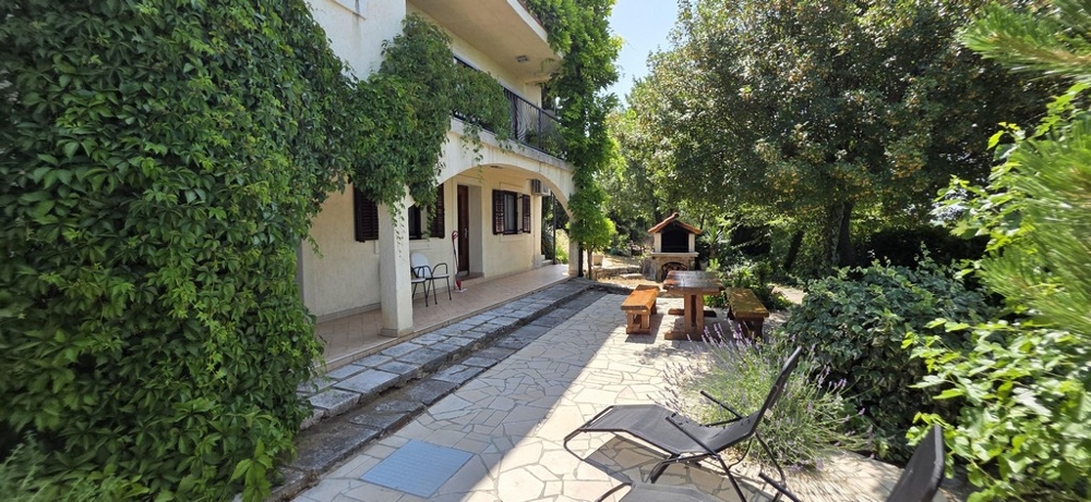 Terasa s posezením a výhledem do zeleně