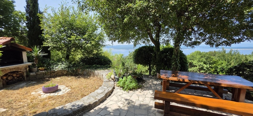 Zahrada s grilem a výhledem na moře