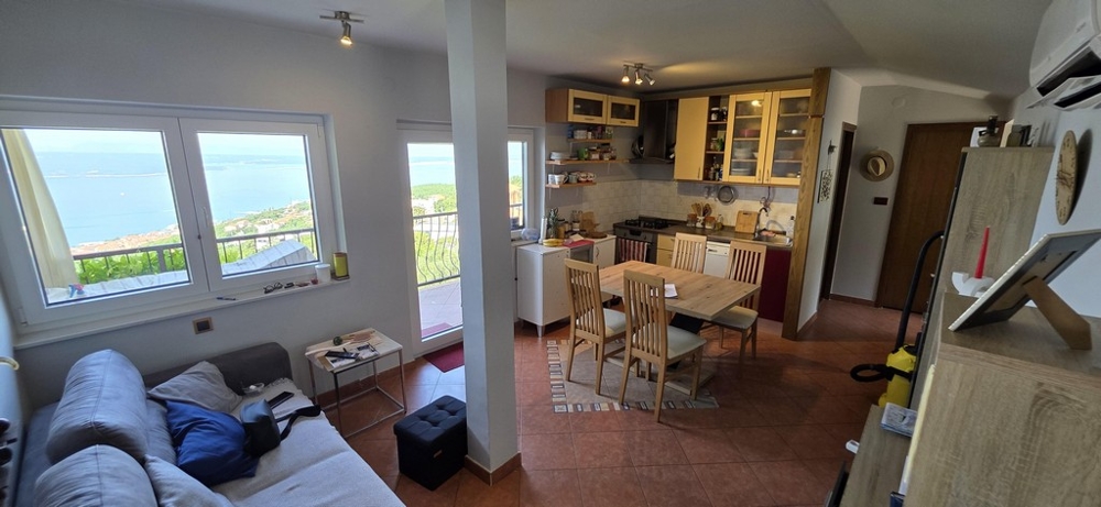 Obývací pokoj s kuchyní a výhledem na moře