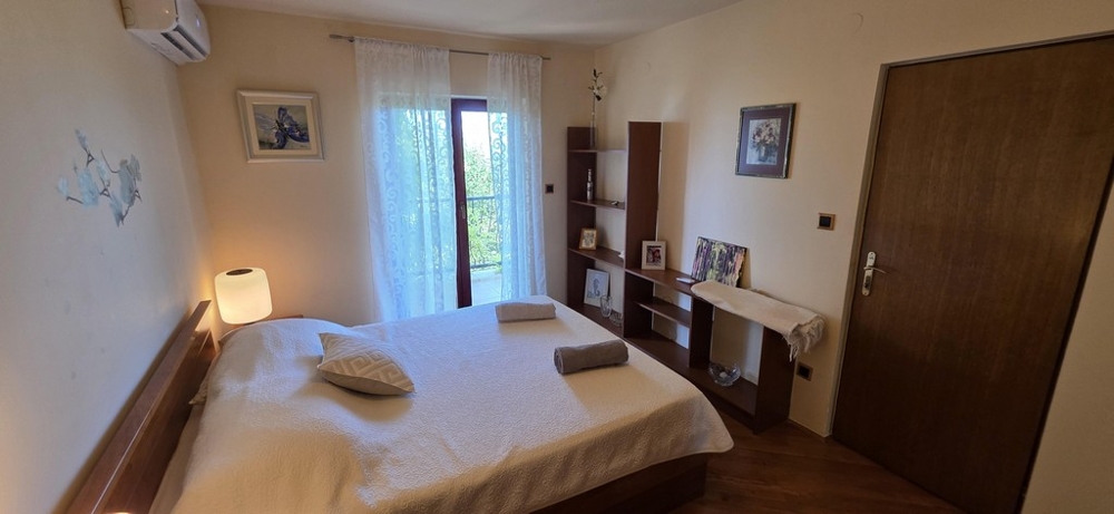 Ložnice s manželskou postelí a vstupem na terasu