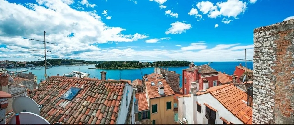 Pohled na Rovinj a moře na Istrii - Panorama Scouting.