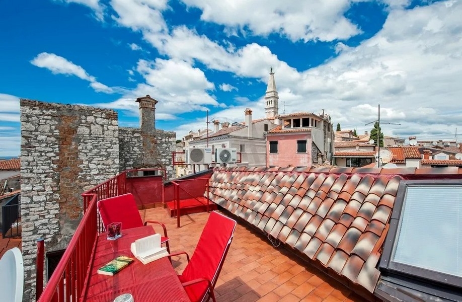 Střešní terasa s výhledem na město na nemovitost H3629 v Chorvatsku.