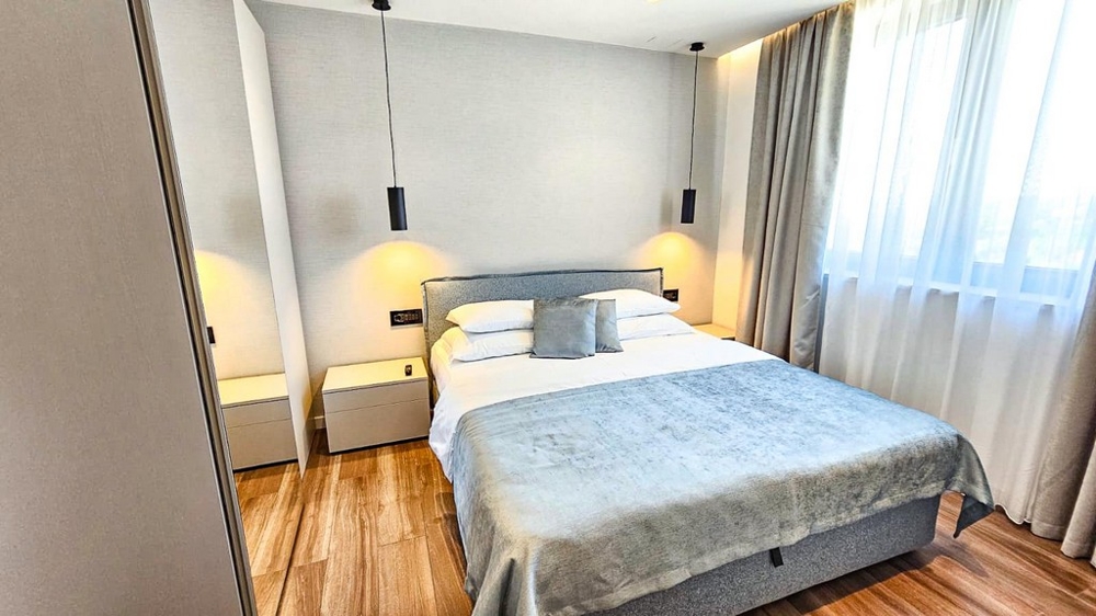 Světlá ložnice s moderním designem