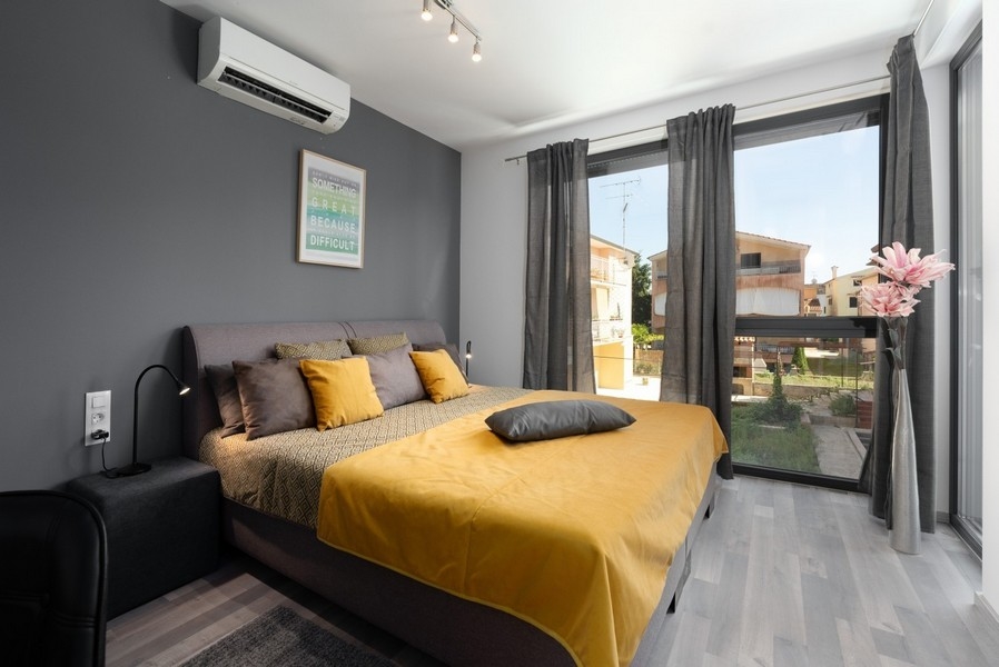 Ložnice s manželskou postelí a žlutým ložním prádlem