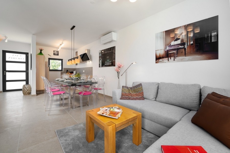 Otevřený obývací a jídelní kout s moderním nábytkem