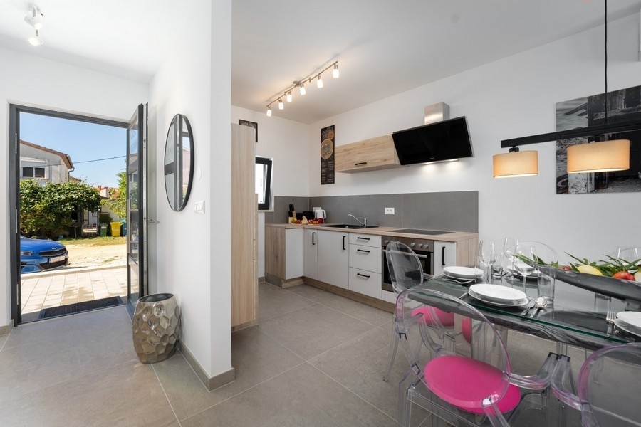 Moderně vybavená kuchyně s přístupem ven