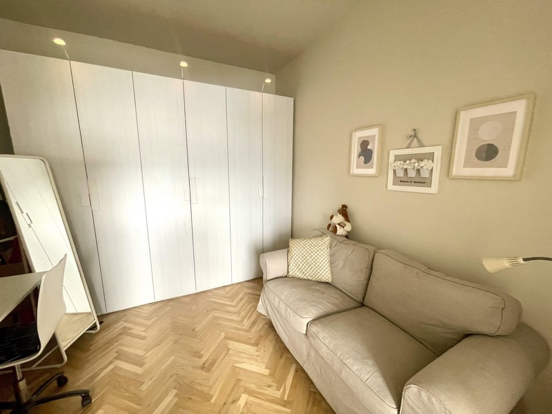 Pokoj pro hosty s pohovkou a šatní skříní