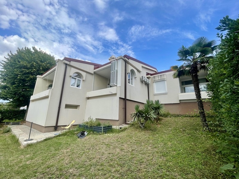 Venkovní pohled na dvojdomek se zahradou