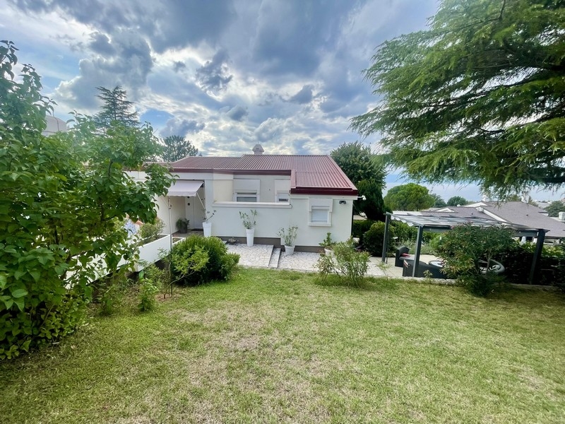 Zadní pohled na vstupní prostor nemovitosti H3634 na Krku, Chorvatsko.