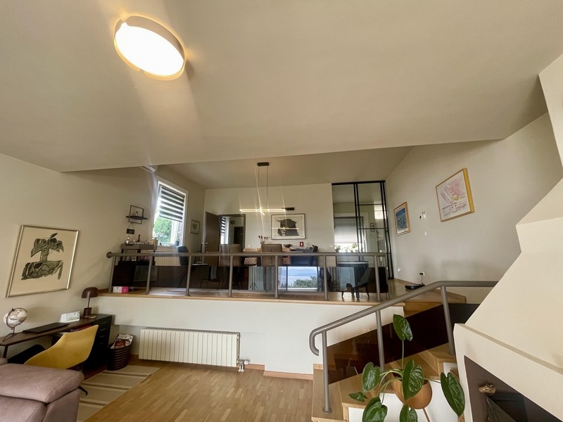 Obývací část s otevřenou galerií a jídelním koutem