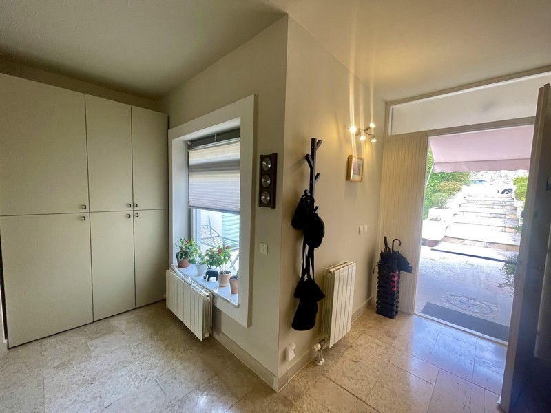 Vstupní prostor s šatní skříní a vestavěnými skříněmi