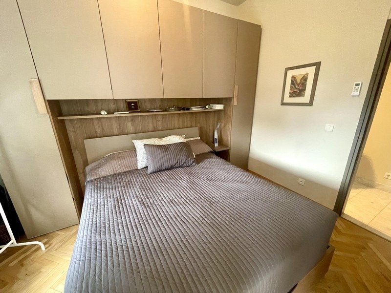 Ložnice s manželskou postelí a vestavěnými skříněmi