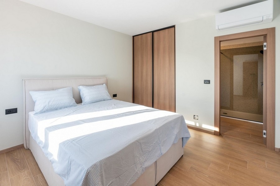 Ložnice s manželskou postelí a koupelnou