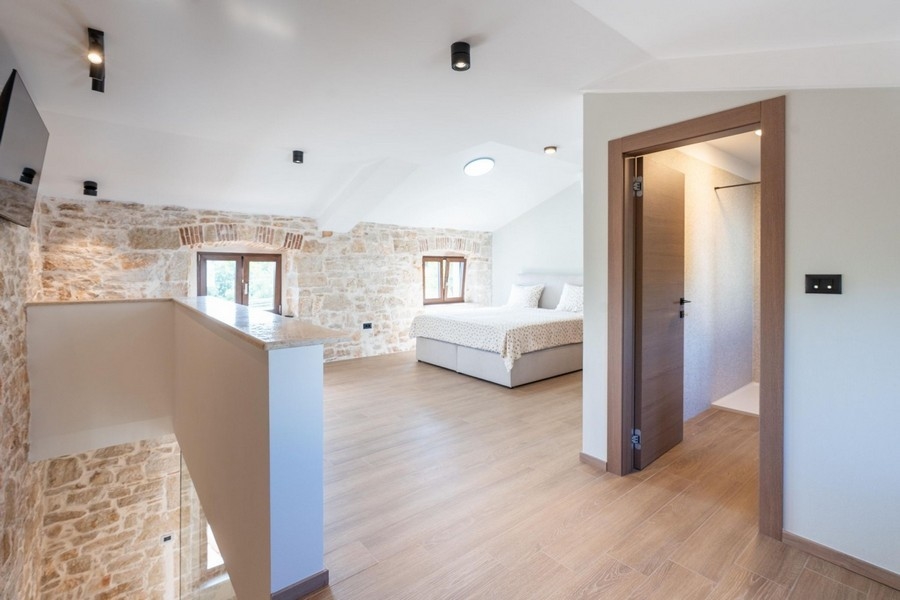 Horní patro s ložnicí a koupelnou