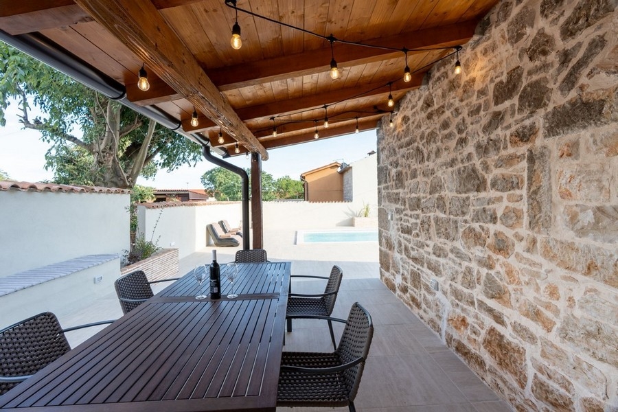 Krytá terasa s výhledem na bazén