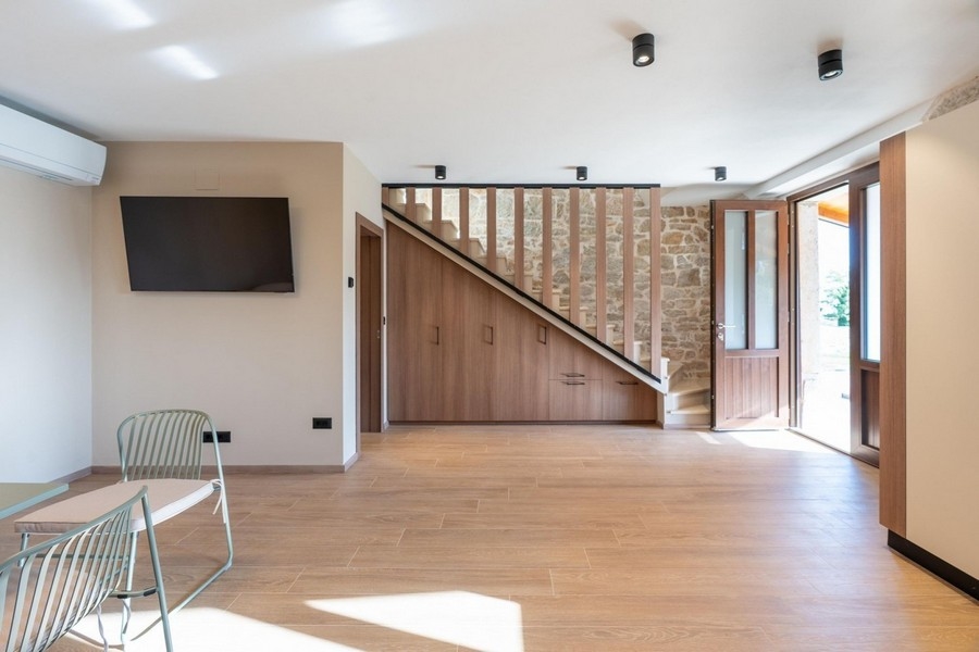 Moderní obývací prostor se schody a dřevěnými prvky