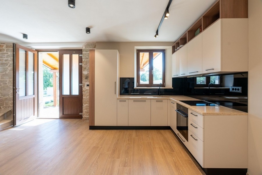 Moderní kuchyňská linka ve tvaru L